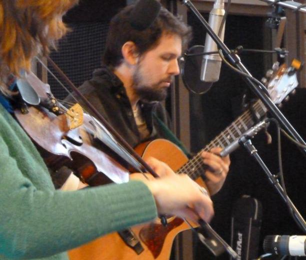 422476_371924399499222_1814147258_n